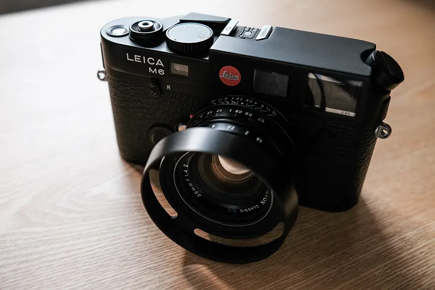ライカ Leica M6 TTL 0.85 ブラック に フォクトレンダー NOKTON classic 35mm f1.4 SC VM II を装着したイメージ。
