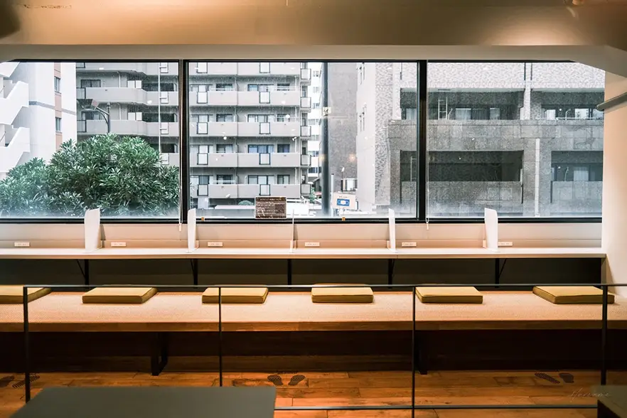 神戸三宮のコワーキングWAY OUTは、静かで洗練された仕事スペース。プライベートオフィス・シェアオフィス利用も。